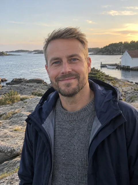 Emil Mats Larsen Olsen på svaberg ved sjøen på Tromøy